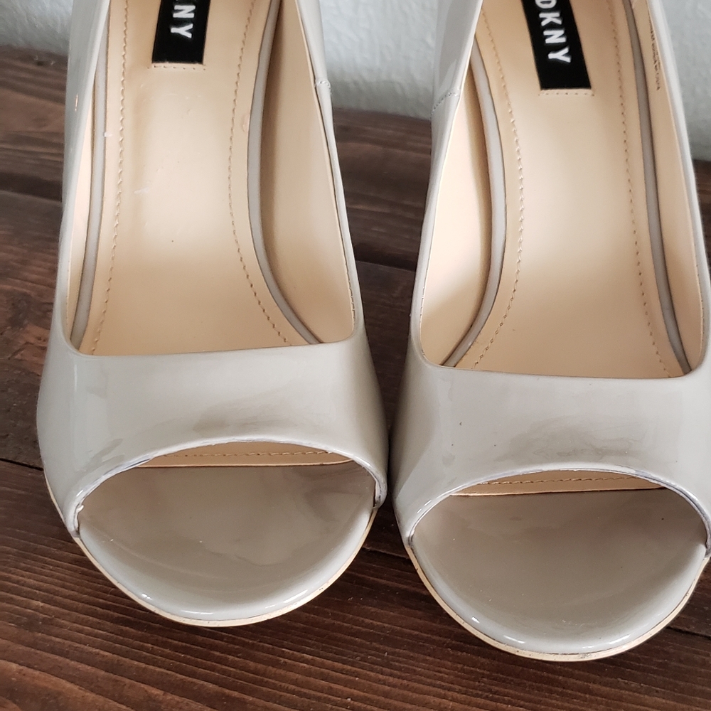 DKNY tan/gray heels